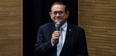 o-coronel-nunes-na-sede-da-cbf-1450299154505_385x166