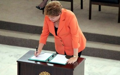 dilma-assinando-decreto