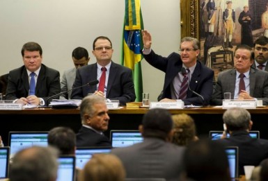 Ministro da Fazenda e professor da UERJ farão defesa de Dilma na comissão de impeachment